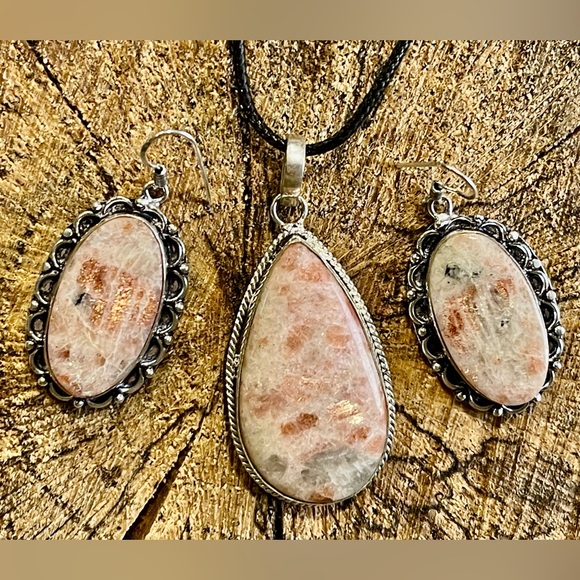 Beautiful Sunstone Pendant & Earrings - Picture 1 of 7